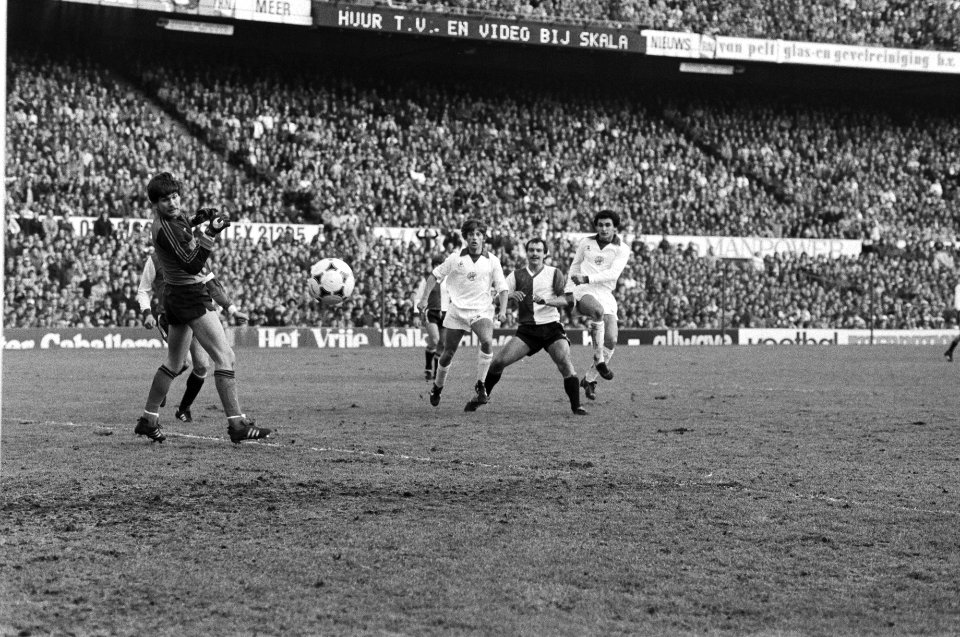 Feyenoord tegen Ajax in de Kuip 2-2. Vanenburg (r.) scoort voor Ajax, (l.) Joop , Bestanddeelnr 931-9448