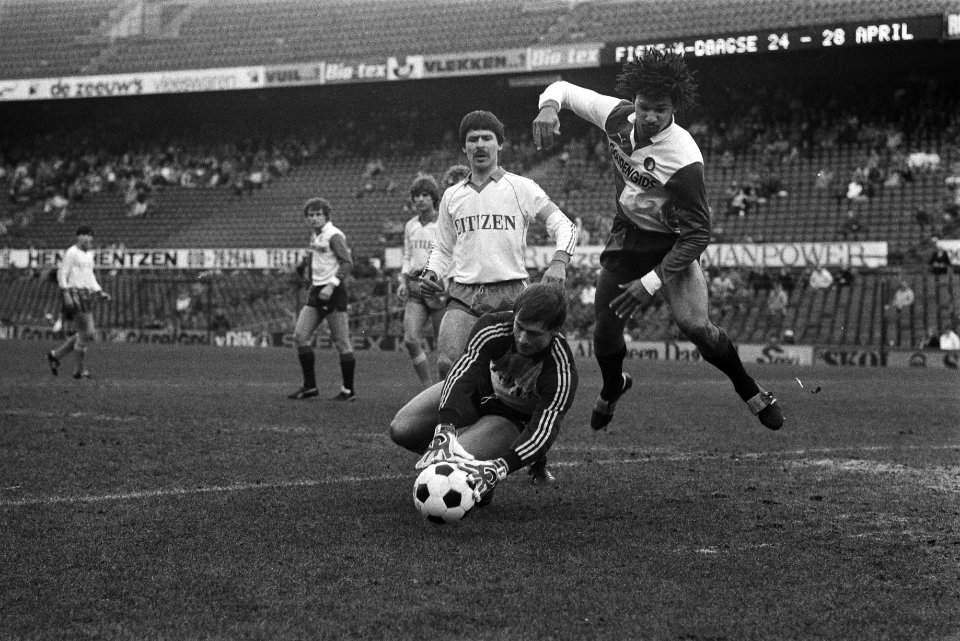 Feyenoord tegen FC Volendam Ruud Gullit belaagt Volendamdoelman Hoek, Bestanddeelnr 932-8334