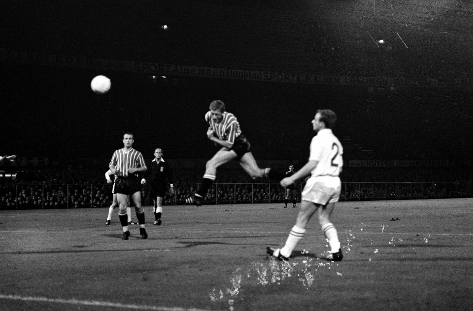 Feyenoord tegen Anderlecht 0-2. Henk Groot in duel met Stockman (5), Bestanddeelnr 915-5919