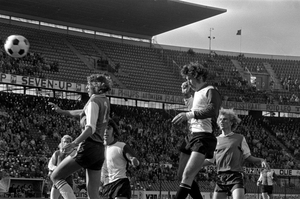Feyenoord tegen AZ67 2-1, Kreuz kopt 1-1, Mol (r) kopt tevergeefs mee, Bestanddeelnr 927-5100