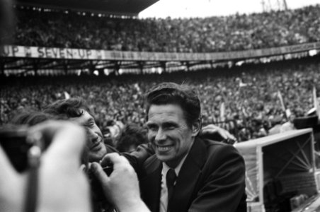 Feyenoord tegen FC Twente 3-2, (Feyenoord kampioen), Corver wordt gefeliciteerd , Bestanddeelnr 927-1720