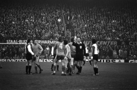 Feyenoord tegen FC Twente , scheidsrechter Corvey trekt gele kaart voor Dros (mi, Bestanddeelnr 927-6756