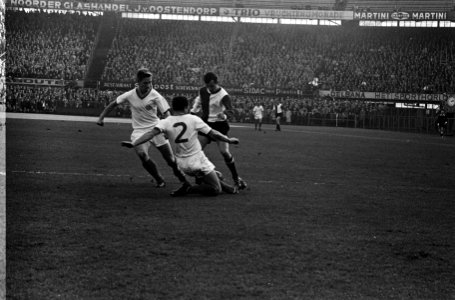 Feyenoord tegen Blauw-Wit 3-0. Coen Moulijn in felle strijd met Roye en Koers (B, Bestanddeelnr 915-7006