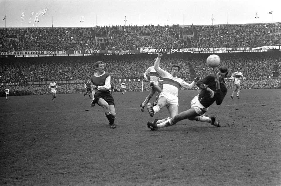Feyenoord tegen ADO 1-0, Jansen (l) lost schot, rechts keeper Thie (ADO), Bestanddeelnr 921-0645