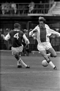 Feyenoord tegen Ajax 1-0. Nummer 17 Cruijff in duel met Kraay, Bestanddeelnr 920-6721