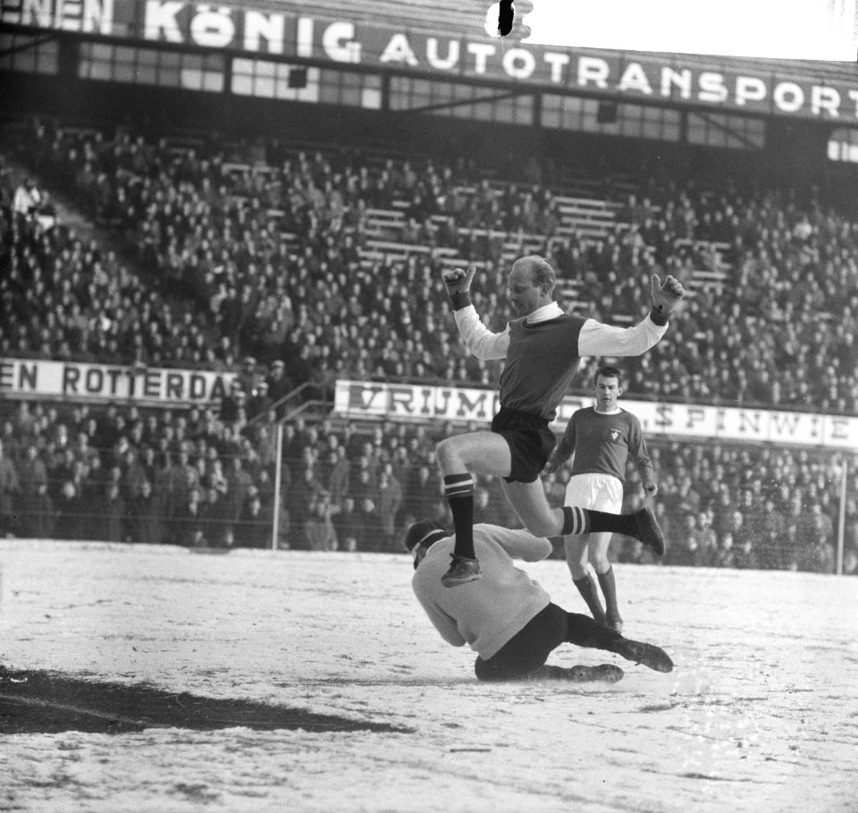 Feyenoord tegen FC Twente 4-0, Kruiver springend over keeper Warringa, Bestanddeelnr 918-6819