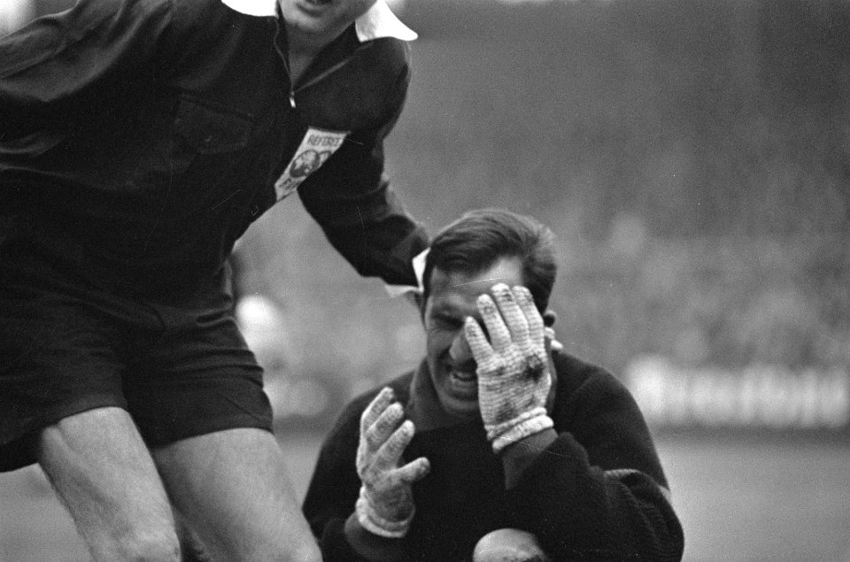 Feyenoord doelman Eddy Pieters Graafland raakt gewond aan het oog, Bestanddeelnr 919-7857