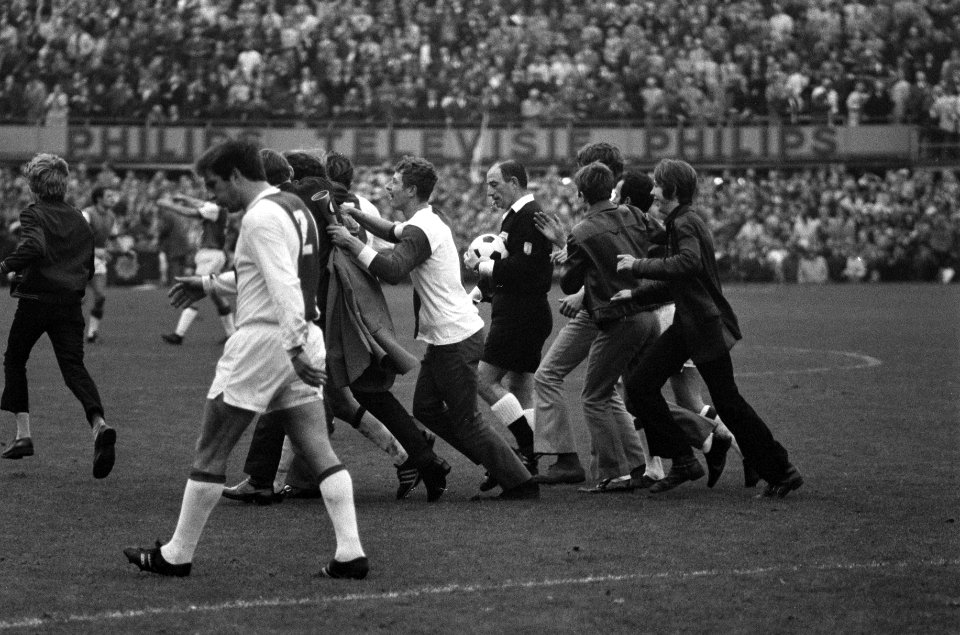 Feyenoord tegen Ajax 1-0. Op de tribune zitten de burgemeesters Thomassen (Rotte, Bestanddeelnr 922-9312