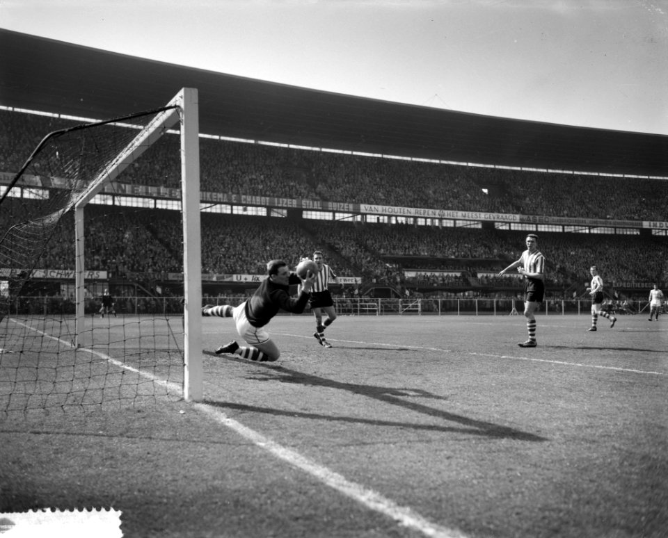Feyenoord tegen Sparta 0-1 Sparta keeper Van Dijk redt, Bestanddeelnr 912-3244