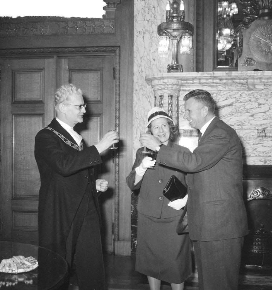 Feyenoord op het stadhuis Loco-burgemeester Schilthuis toost met voorzitter Cor, Bestanddeelnr 912-5444