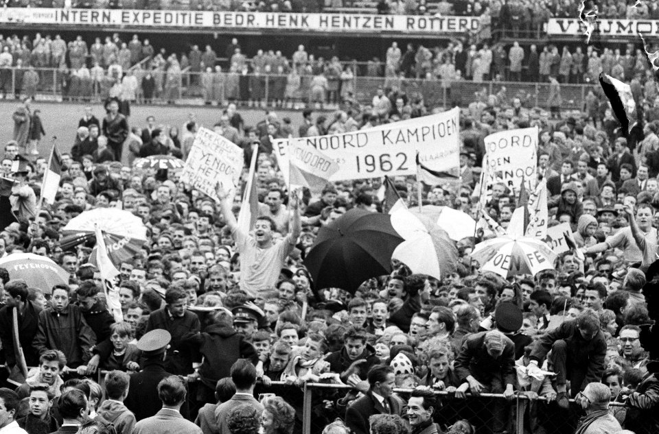 Feyenoord kampioen. Supporters op de Coolsingel. Feyenoordspers (in het midden R, Bestanddeelnr 913-9173