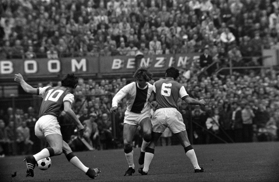 Feyenoord tegen Ajax 1-0. Op de tribune zitten de burgemeesters Thomassen (Rotte, Bestanddeelnr 922-9311