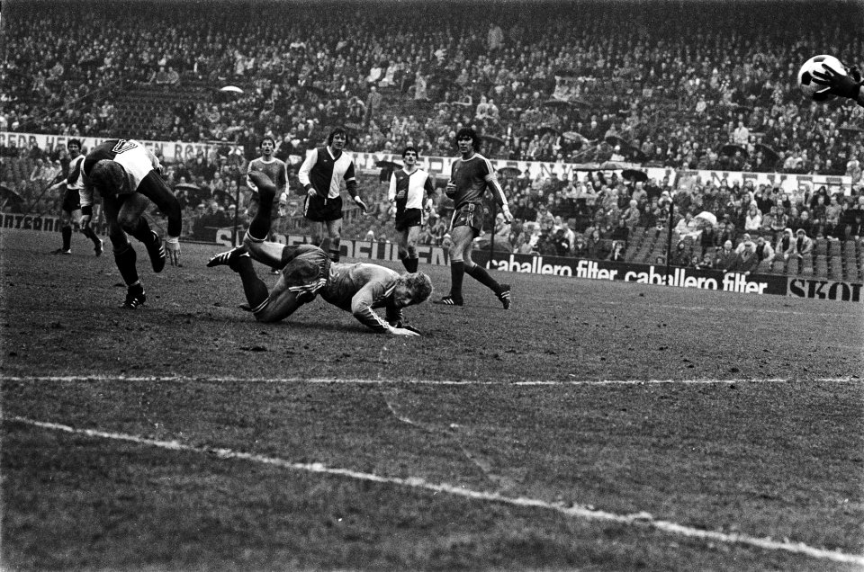 Feyenoord tegen AZ67 2-2, Kees Kist ten val gebracht, Bestanddeelnr 929-6186