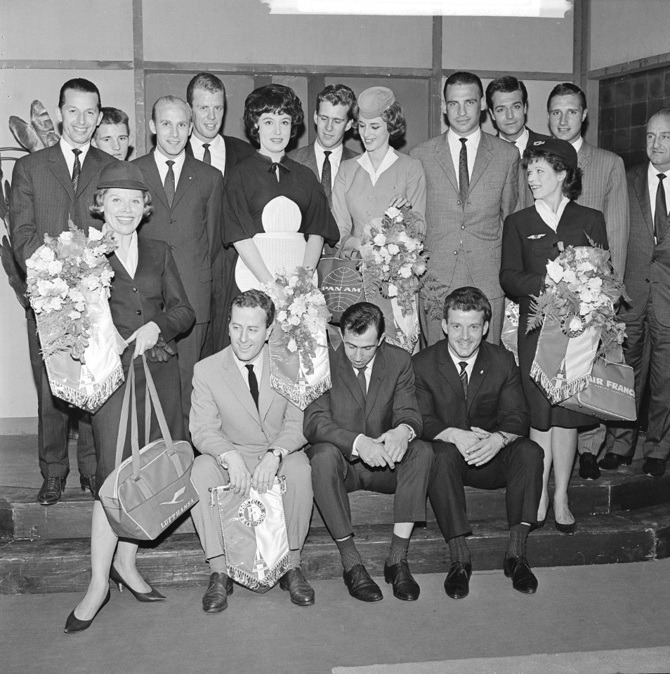 Feyenoord bij uitvoering Rotterdams toneel bloemen van Feyenoord voor actrices e, Bestanddeelnr 914-0186