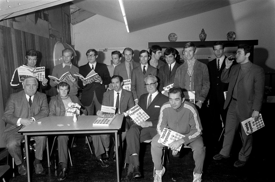 Feyenoord elftal ontvangt het boek Topclub Feyenoord Stadion Rotterdam. Het el, Bestanddeelnr 922-9477