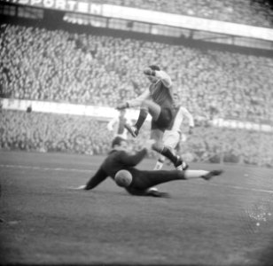 Feyenoord tegen Ajax 1-1, Bouwmeester van Feyenoord sprin over keeper Bals die b, Bestanddeelnr 918-6563