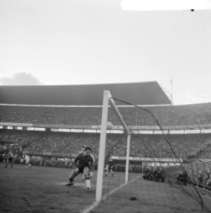 Feyenoord tegen Ajax 9-4, Bertus Hoogerman geslagen (handen aan het hoofd), Bestanddeelnr 917-1820