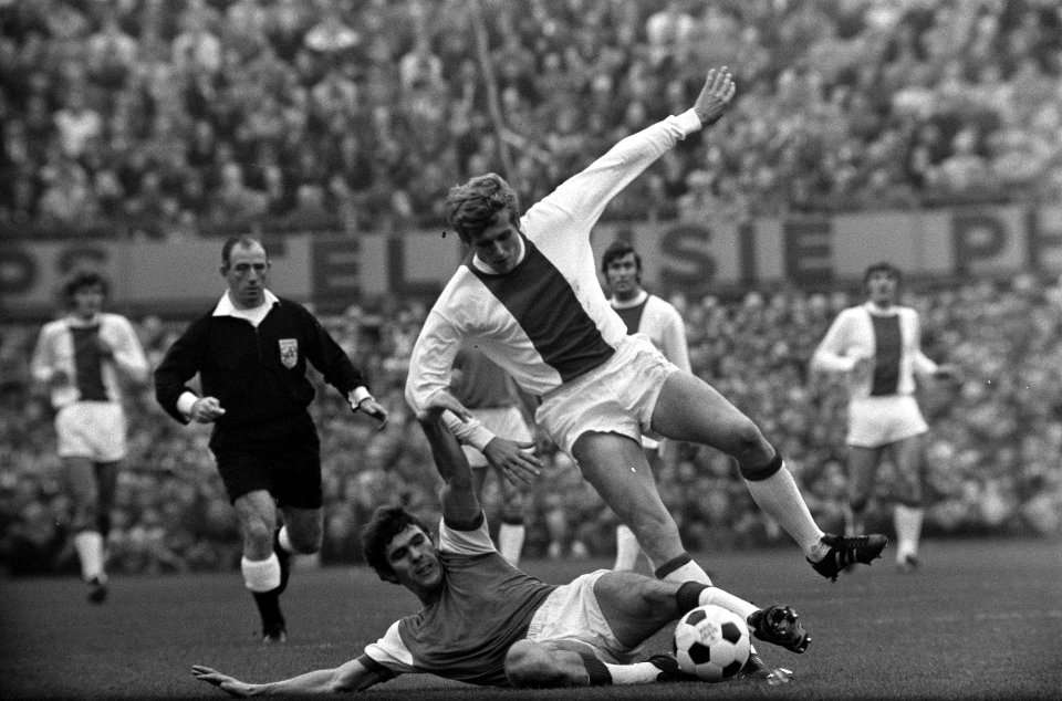 Feyenoord tegen Ajax 1-0. Van Hanegem haalt bal weg voor voeten van Piet Keizer , Bestanddeelnr 922-9306
