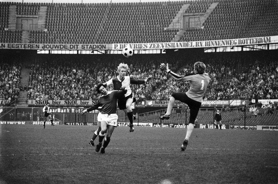 Feyenoord tegen FC Utrecht 1-0, Petursson kopt, links U Chatnier, Bestanddeelnr 930-0509