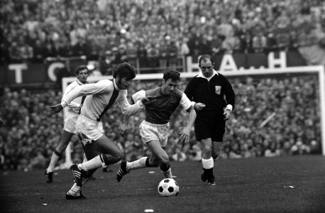Feyenoord tegen Ajax 1-0. O. Kindvall in aktie, links Barry Hulshoff, Bestanddeelnr 922-9308