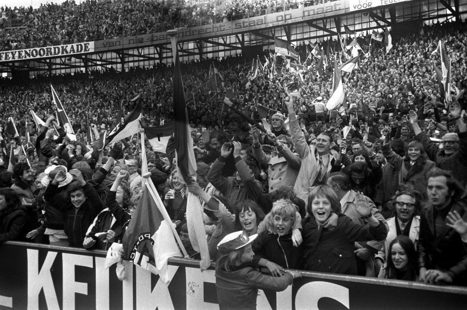 Feyenoord tegen FC Twente 3-2, (Feyenoord kampioen), juichende Feyenoord support, Bestanddeelnr 927-1717