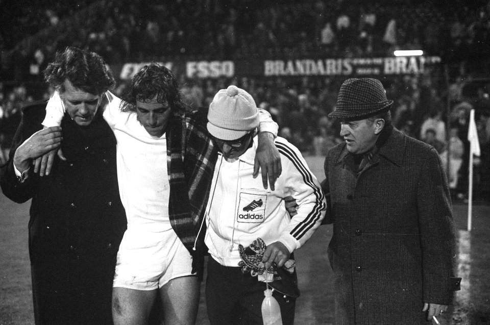 Feyenoord tegen Ajax 1-5, Neeskens verlaat geblesseerd het veld, rechts trainer , Bestanddeelnr 925-5296