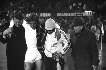 Feyenoord tegen Ajax 1-5, Neeskens verlaat geblesseerd het veld, rechts trainer , Bestanddeelnr 925-5296