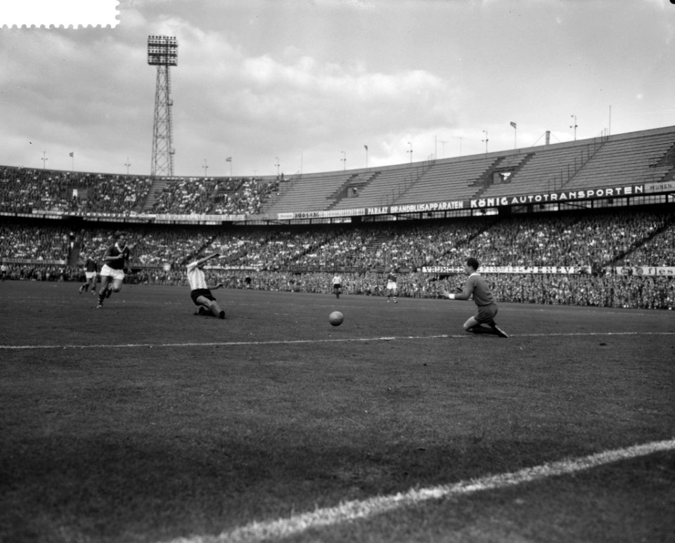 Feyenoord tegen MVV 6-1, Cor van de Gijp (midden) maakt er 1-1 van, rechts keepe, Bestanddeelnr 910-7049