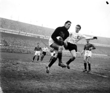 Feyenoord tegen ADO 0-1, duel tussen Meyers (Feyenoord) en Kok (ADO), Bestanddeelnr 909-2999