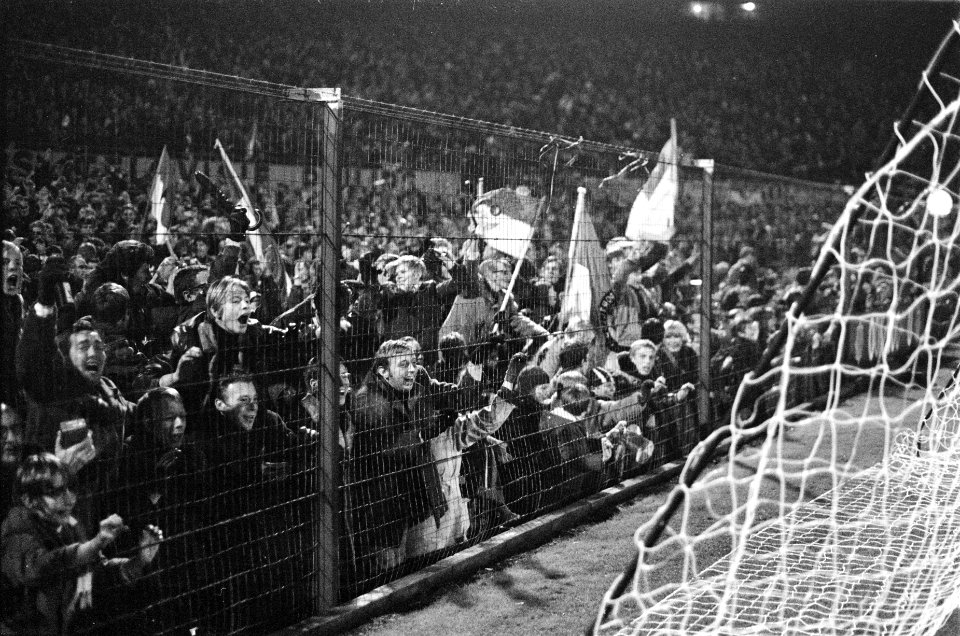 Feyenoord tegen Milaan voor de kwartfinale Europa Cup I 2-0. Supporters, Bestanddeelnr 923-0250