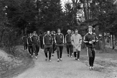 Feyenoord in trainingskamp in Zeist wandeling in het bos, Bestanddeelnr 925-4364