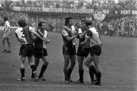 Feyenoord tegen Ajax 2-0, Theo de Jong (rechts) wordt omhelsd, Bestanddeelnr 925-8849