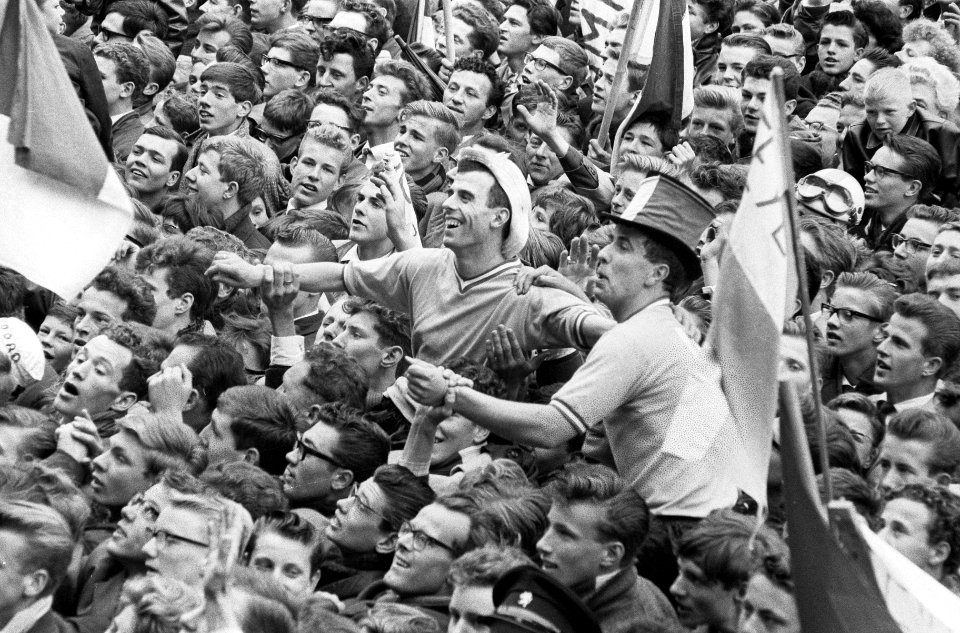 Feyenoord kampioen Huldiging op de Coolsingel Coen Moulijn en Frans Bouwmeeste, Bestanddeelnr 913-9171