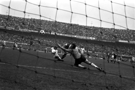 Feyenoord tegen Ajax 2-0, nummer 24 Theo de Jong scoort 2-0, nummer 26 keeper St, Bestanddeelnr 925-8848