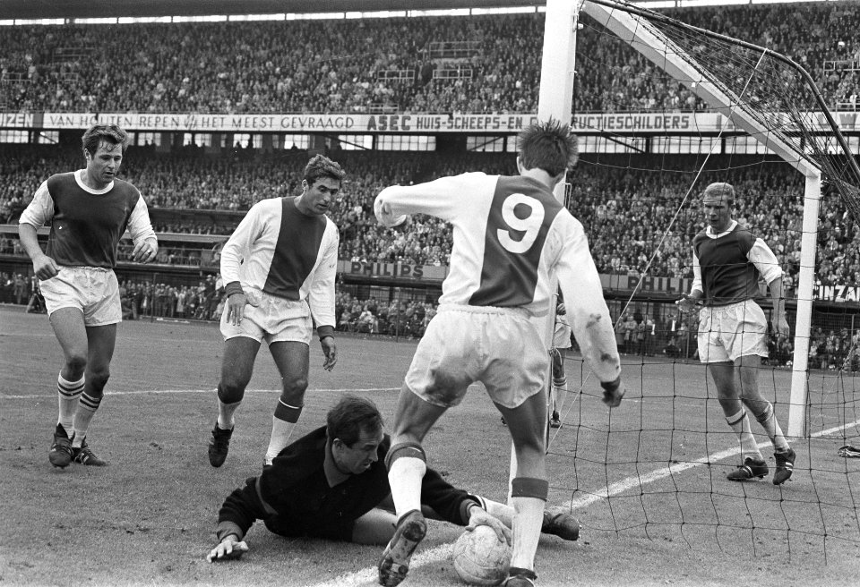 Feyenoord tegen Ajax 1-0. Cruijff tracht bal voor doel te brengen, maar Graaflan, Bestanddeelnr 920-6717