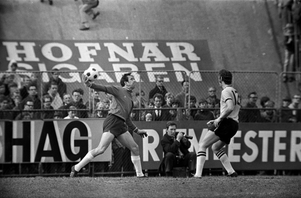 Feyenoord keeper Eddy Pieters Graafland (links) gooit de bal uit, Bestanddeelnr 923-4848