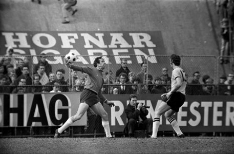 Feyenoord keeper Eddy Pieters Graafland (links) gooit de bal uit, Bestanddeelnr 923-4848