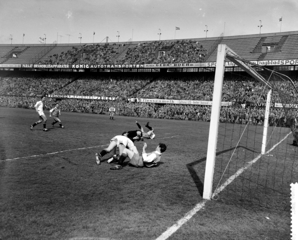 Feyenoord tegen Ajax 0-5, spelmoment voor het Ajaxdoel, Bestanddeelnr 910-2753