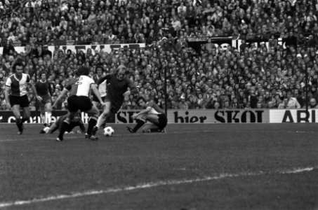 Feyenoord tegen Ajax 2-1, vlnr Ramljak, A Mühren , Dusbaba, Schneider, Ress, Bestanddeelnr 927-5435