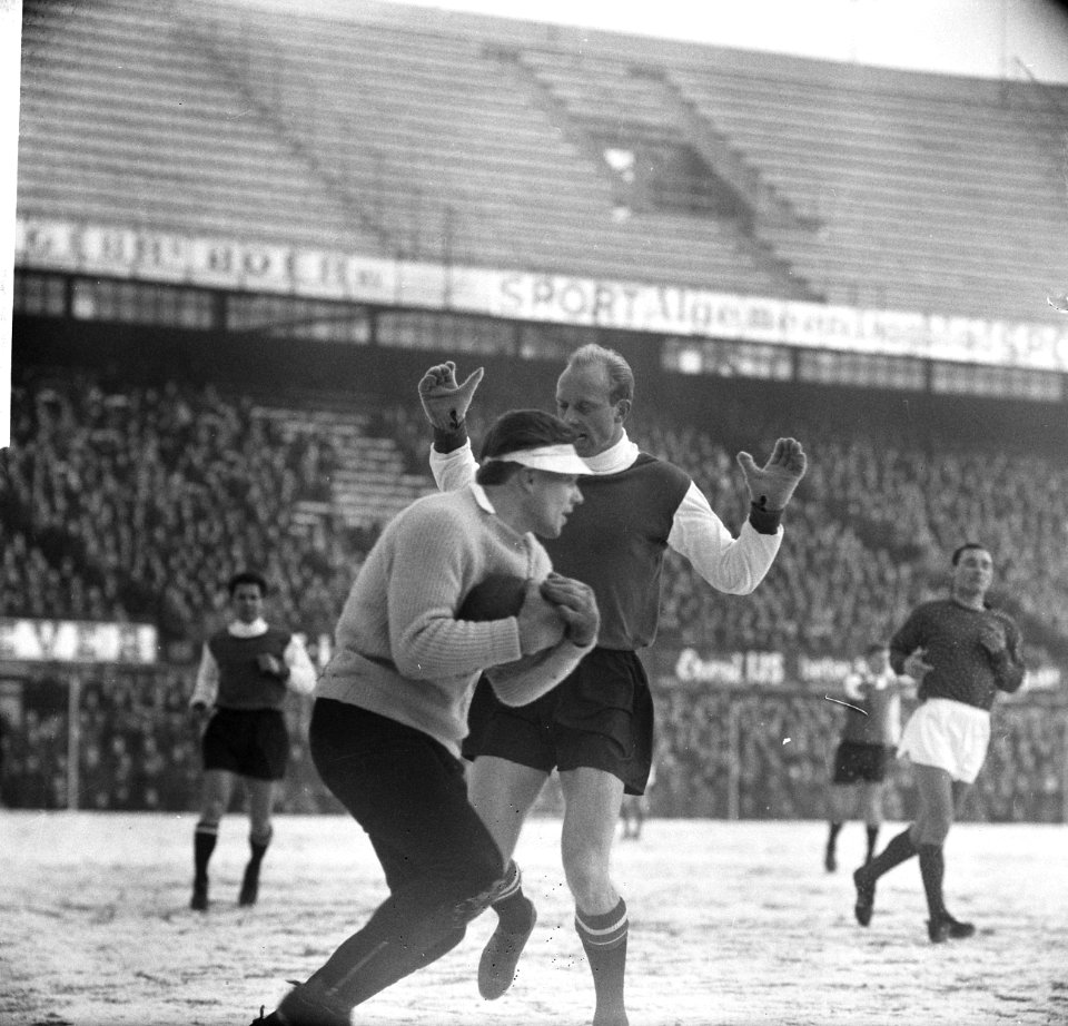 Feyenoord tegen FC Twente 4-0, Kruiver in duel met keeper Warringa, Bestanddeelnr 918-6817