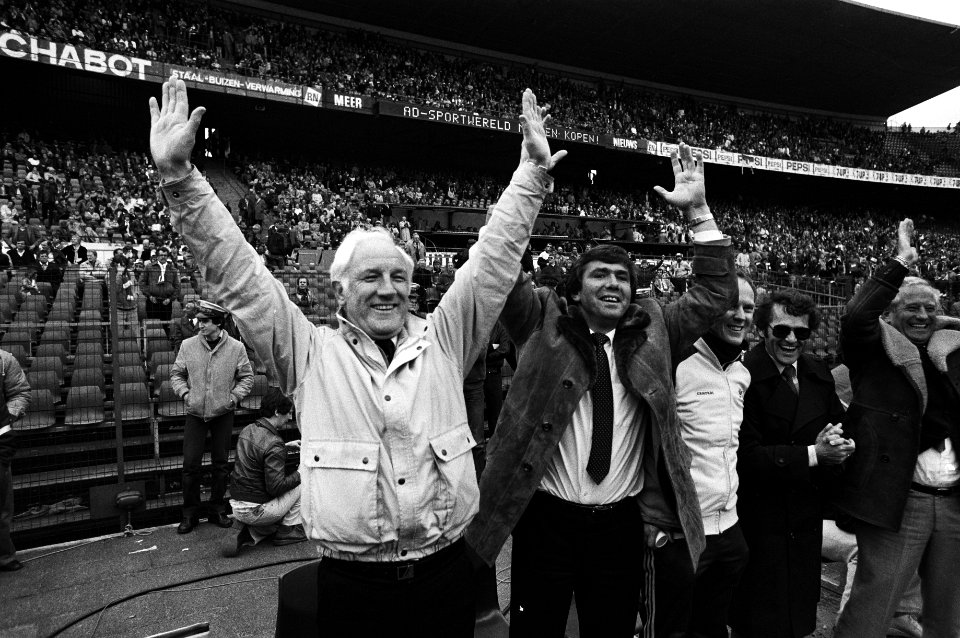 Feyenoord tegen AZ67 1-5, AZ-kampioen, vreugde op de AZ-bank met links trainer Kessler met naast hem hulptrainer Eijkenbroek, Bestanddeelnr 931-4662