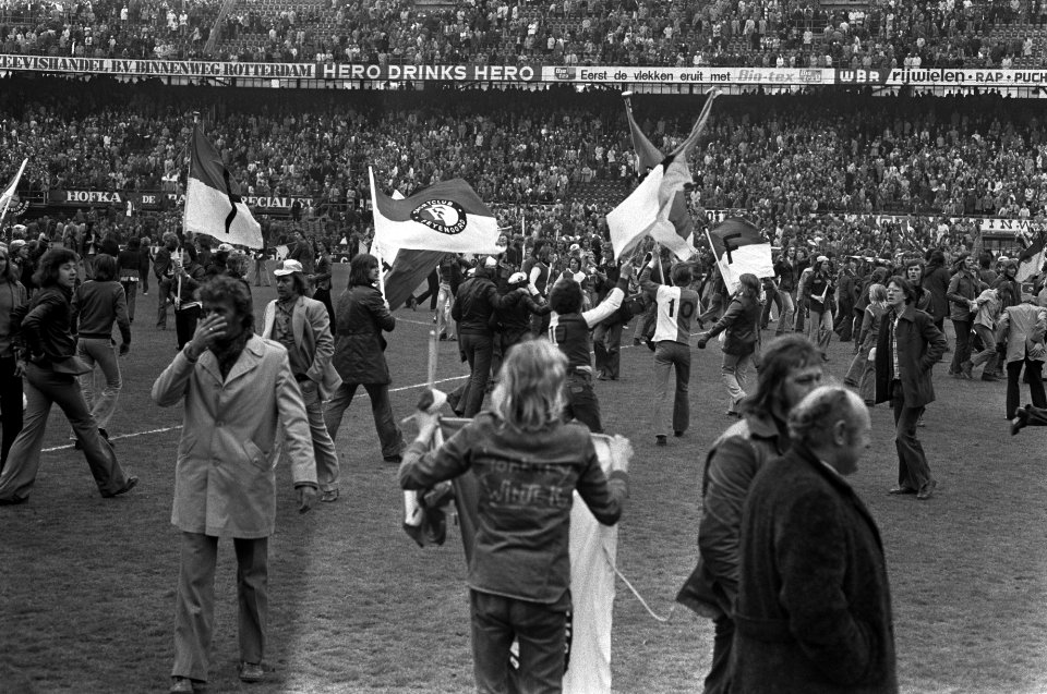 Feyenoord tegen FC Twente 3-2, (Feyenoord kampioen), juichende Feyenoord support, Bestanddeelnr 927-1719