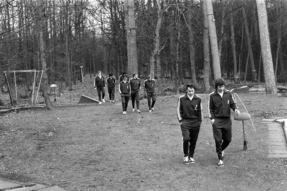 Feyenoord in trainingskamp in Zeist wandeling in het bos, Bestanddeelnr 925-4366