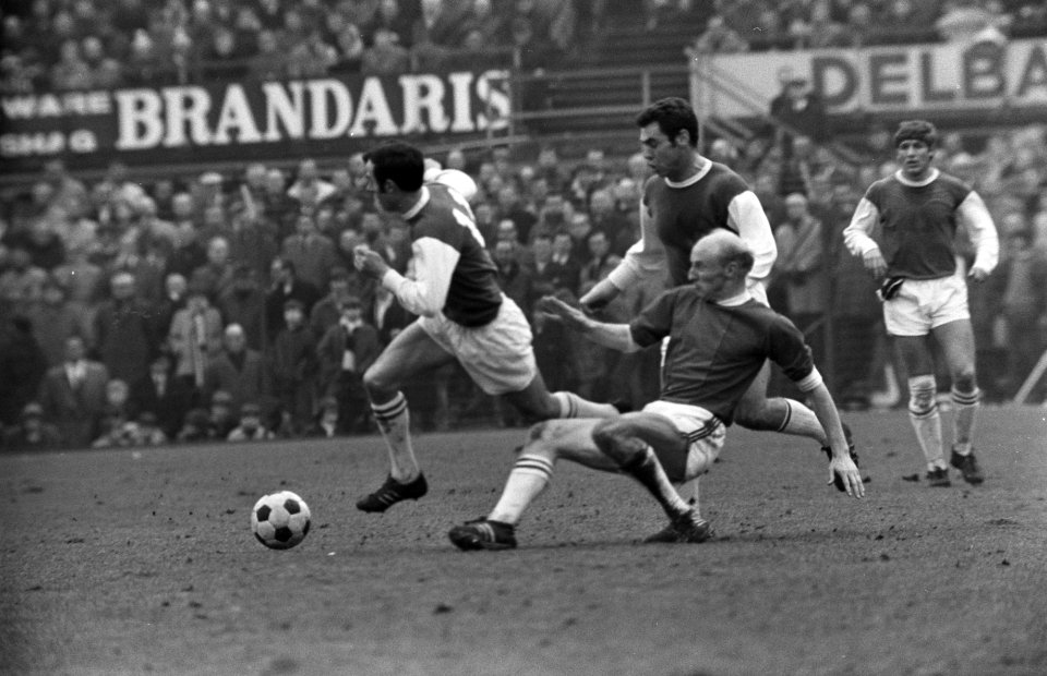 Feyenoord tegen ADO 0-0. Vlnr. Moulijn, Theo van Burch (ADO), Hasil, Bestanddeelnr 923-3255
