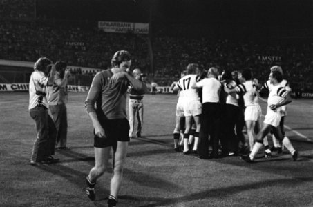 Feyenoord speler Reitsma verlaat het veld langs juichende spelers van RWD Molenb, Bestanddeelnr 928-0903