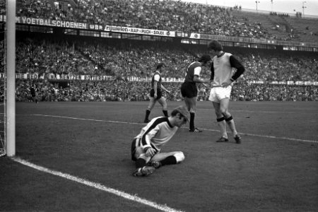 Feyenoord tegen Vitesse 4-0, Bals (keeper Vitesse) zit op grond, Bestanddeelnr 924-9761