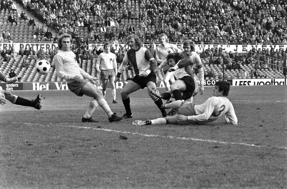 Feyenoord tegen MVV 2-1, Jansen en Kreuz in duel voor MVV-doel, Bestanddeelnr 927-5735