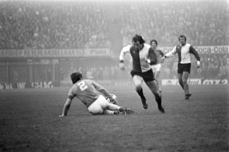 Feyenoord tegen FC Den Haag 4-1 duel Mansveld (FC) en Dick Schneider (Feyenoord, Bestanddeelnr 928-2971