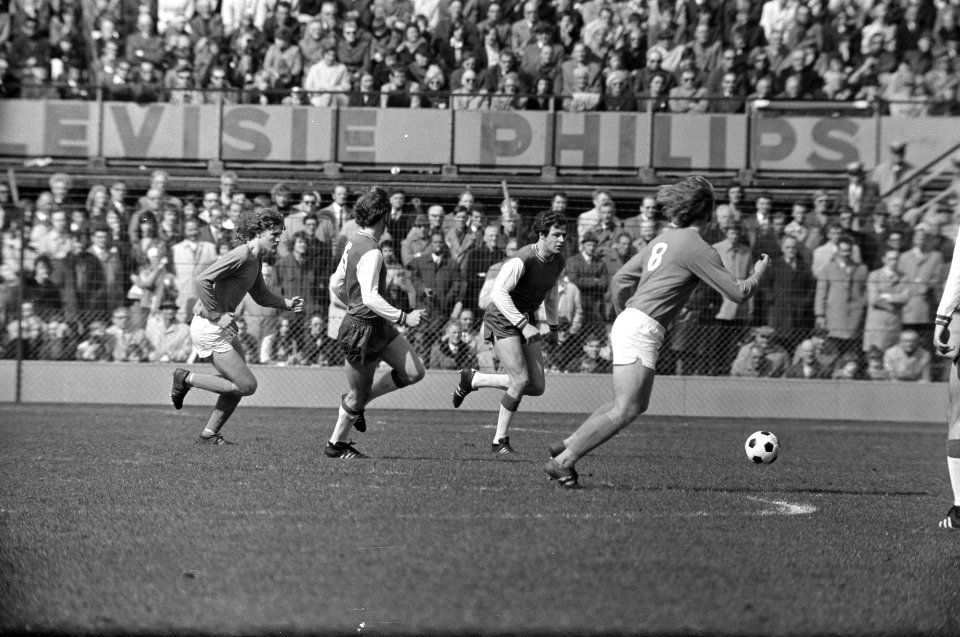 Feyenoord tegen Volendam 2-0, nr 10, 11 Van Hanegem in actie, Bestanddeelnr 925-5035