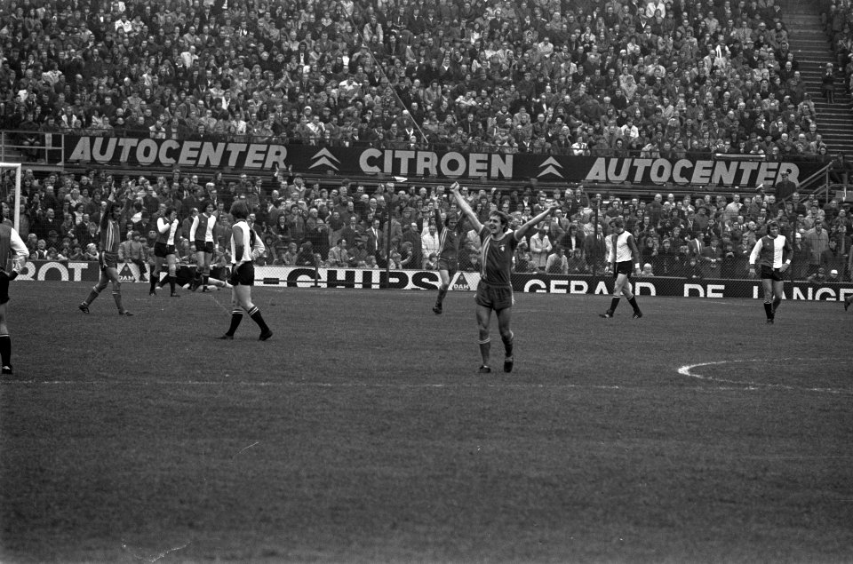 Feyenoord tegen FC Twente 1-3, juichende twentenaren, Bestanddeelnr 926-2725